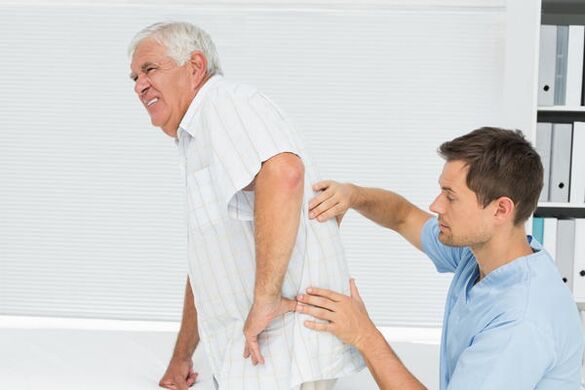 Paziente anziano con mal di schiena dal medico doctor
