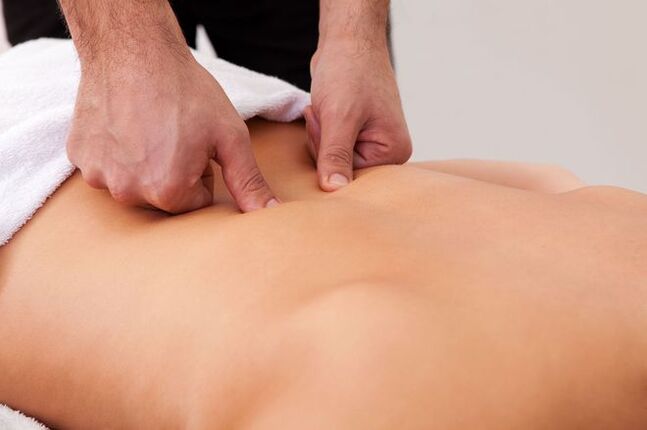 Massaggio terapeutico un metodo per eliminare il mal di schiena nell'area delle scapole