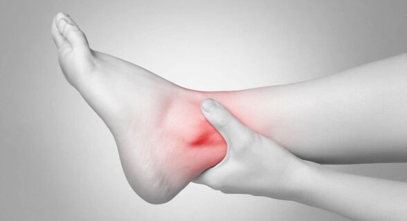 La rigidità articolare e il dolore cronico alla caviglia sono complicazioni dell'osteoartrosi della parte bassa della schiena